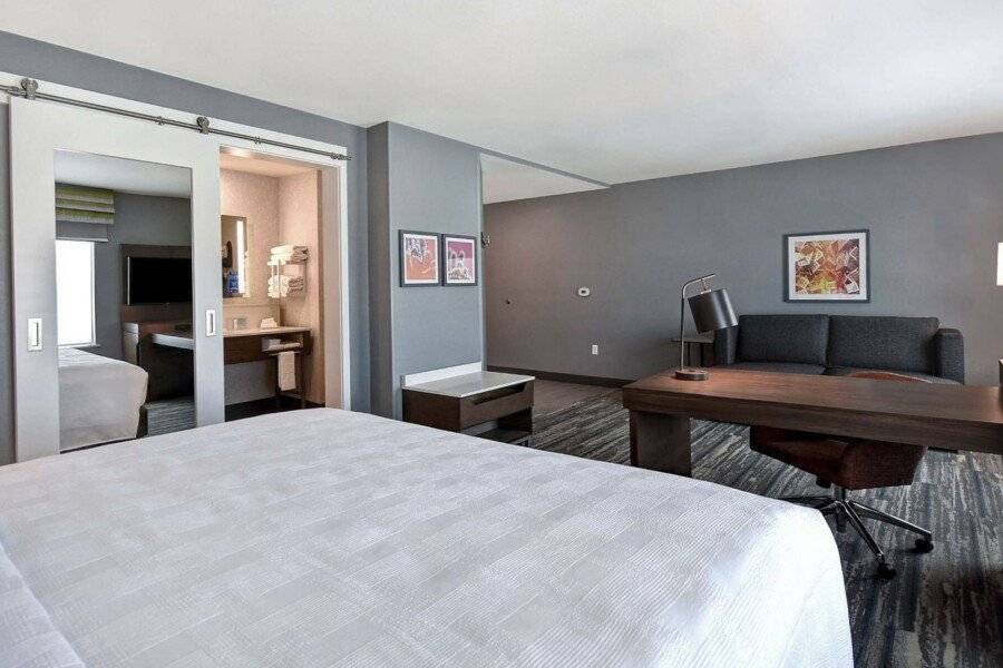 Hampton Inn & Suites Convention Center - No Resort Fee hotel bedroom