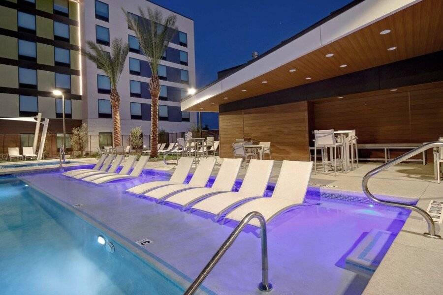 Hampton Inn & Suites Convention Center - No Resort Fee outdoor pool