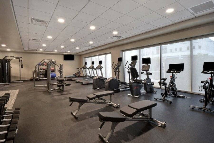 Hampton Inn & Suites Convention Center - No Resort Fee fitness centre