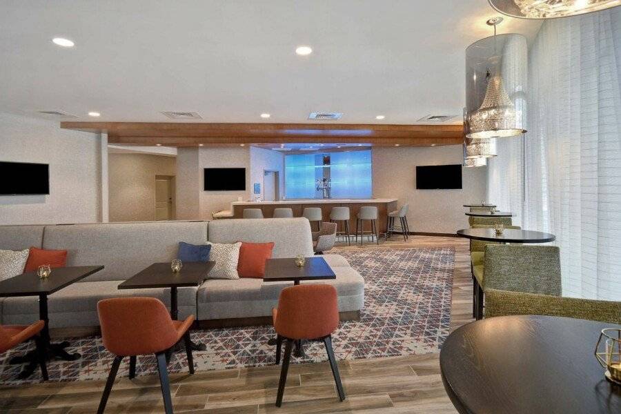 Hampton Inn & Suites Convention Center - No Resort Fee lobby, bar