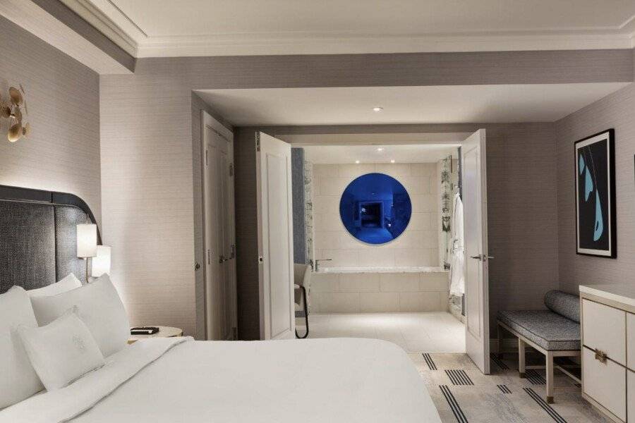 Fontainebleau hotel bedroom,bathtub