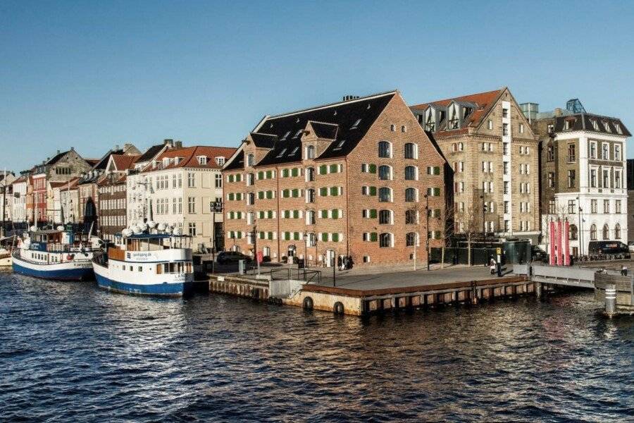 71 Nyhavn Hotel facade