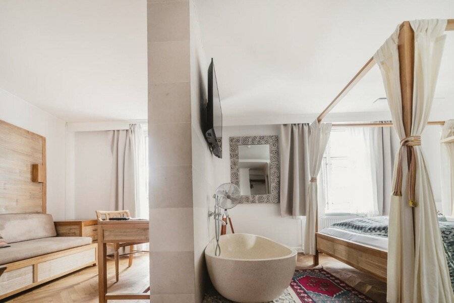 Axel Guldsmeden hotel bedroom, bathtub