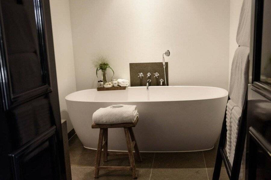 Nimb Hotel bathtub