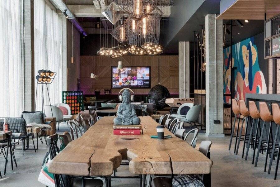 Moxy Sydhavnen lobby, restaurant, bar