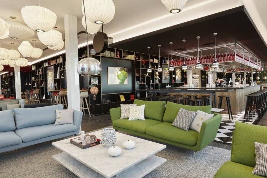 citizenM Radhuspladsen lobby, bar