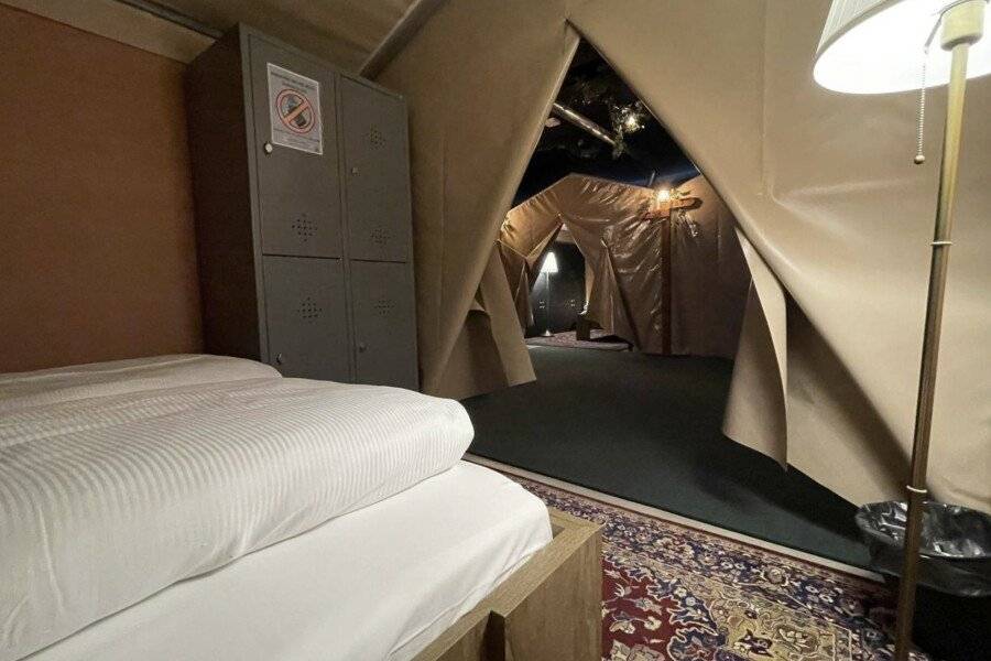 Urban Camper Hostel & Bar hotel bedroom