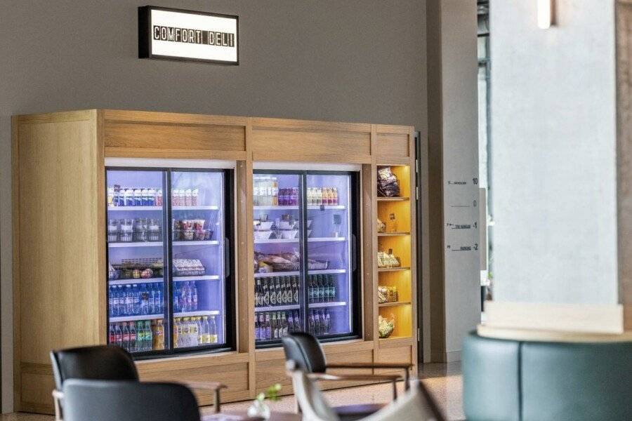 Comfort Hotel Airport lobby, bar