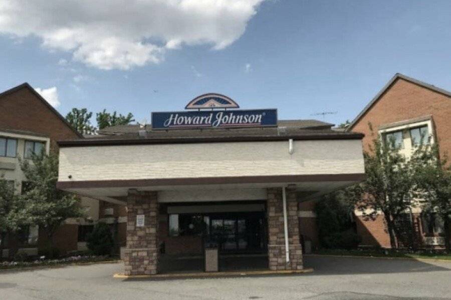 Howard Johnson by Wyndham Airport facade