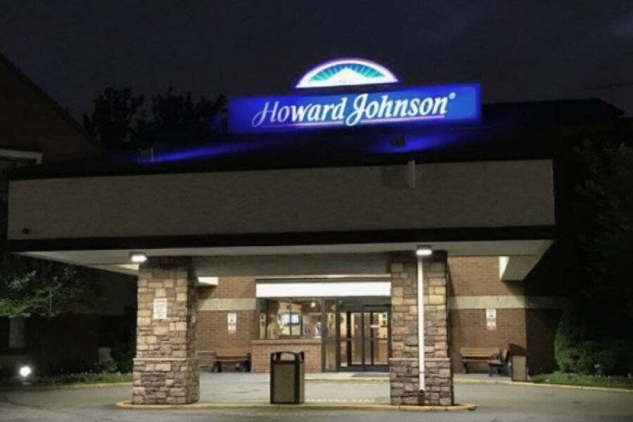 Howard Johnson by Wyndham Airport facade