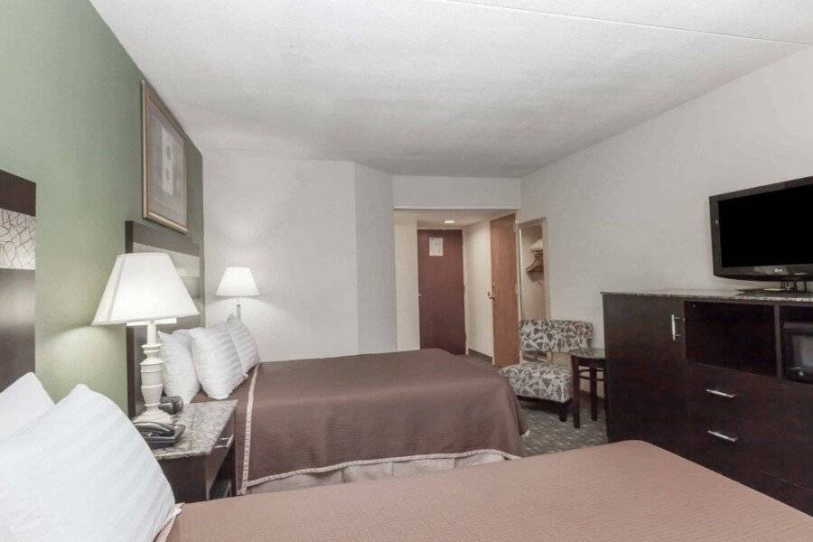 Howard Johnson by Wyndham Airport hotel bedroom