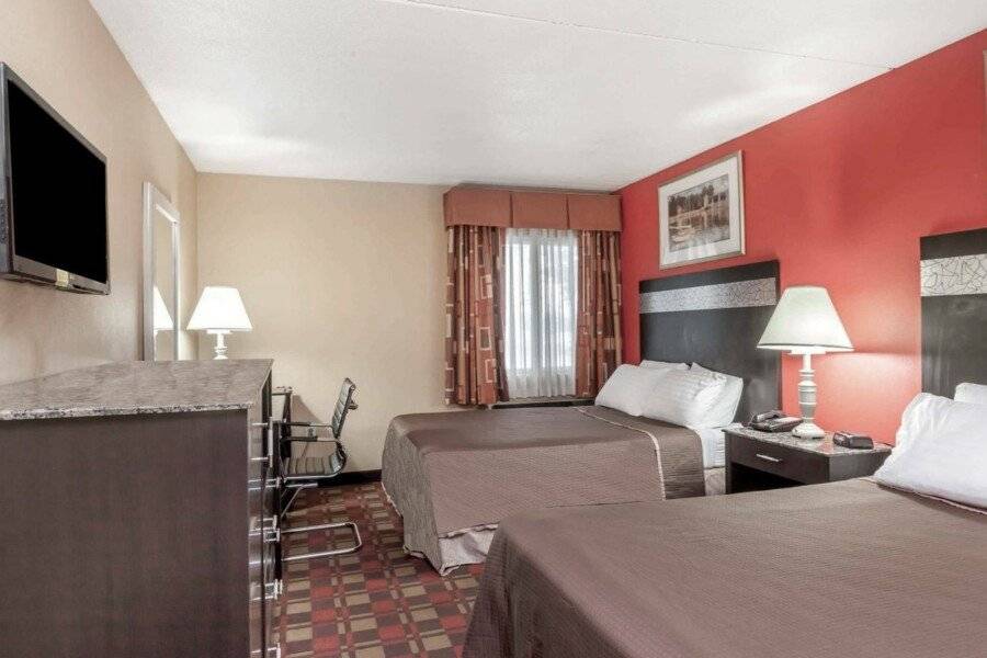 Howard Johnson by Wyndham Airport hotel bedroom