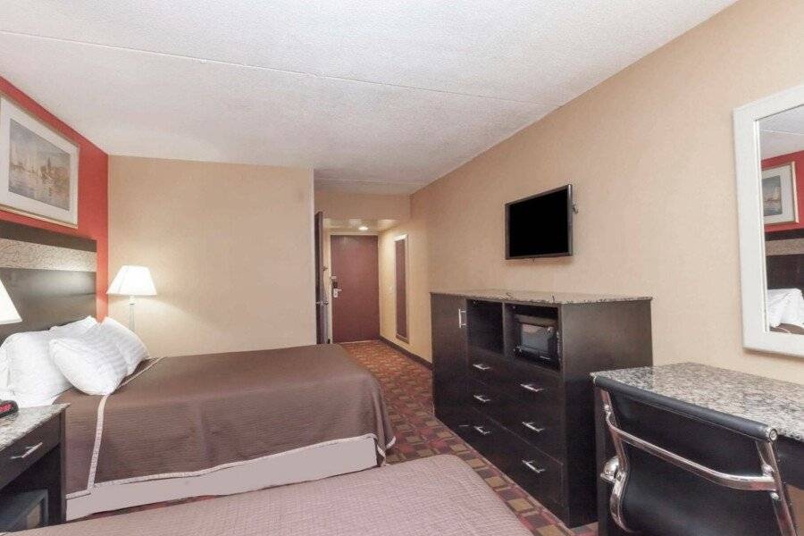 Howard Johnson by Wyndham Airport hotel bedroom