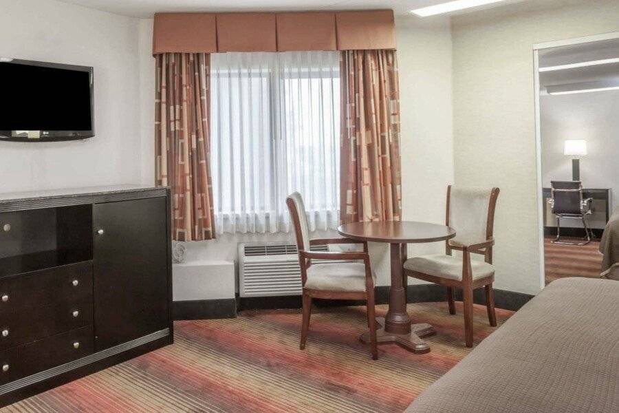 Howard Johnson by Wyndham Airport hotel bedroom