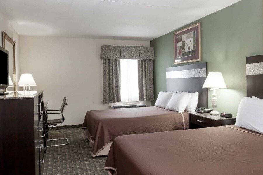 Howard Johnson by Wyndham Airport hotel bedroom