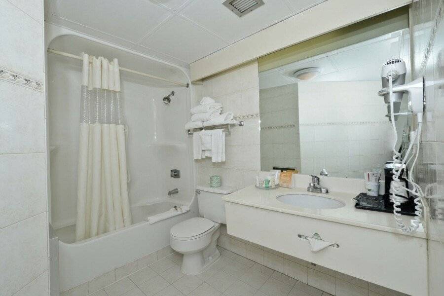 Howard Johnson by Wyndham Airport bathtub