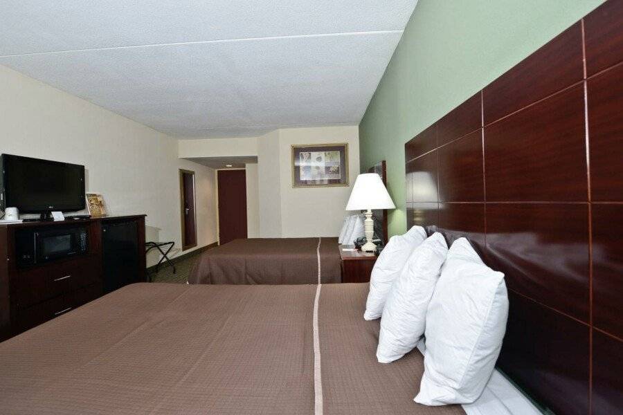 Howard Johnson by Wyndham Airport hotel bedroom