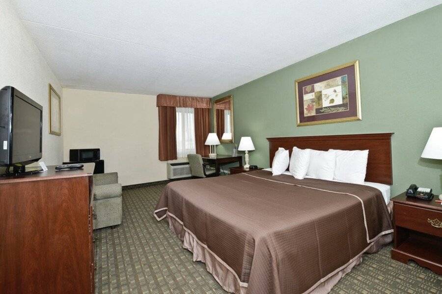 Howard Johnson by Wyndham Airport hotel bedroom