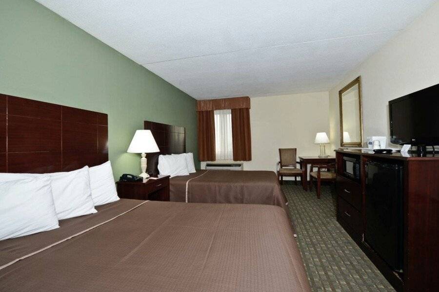 Howard Johnson by Wyndham Airport hotel bedroom