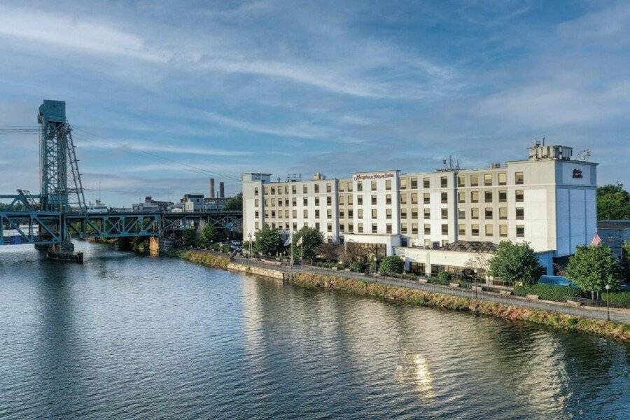 Hampton Inn & Suites-Harrison-Riverwalk facade