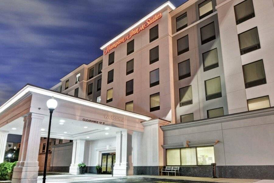 Hampton Inn & Suites-Harrison-Riverwalk facade