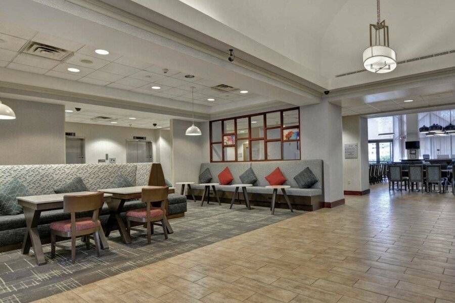 Hampton Inn & Suites-Harrison-Riverwalk lobby