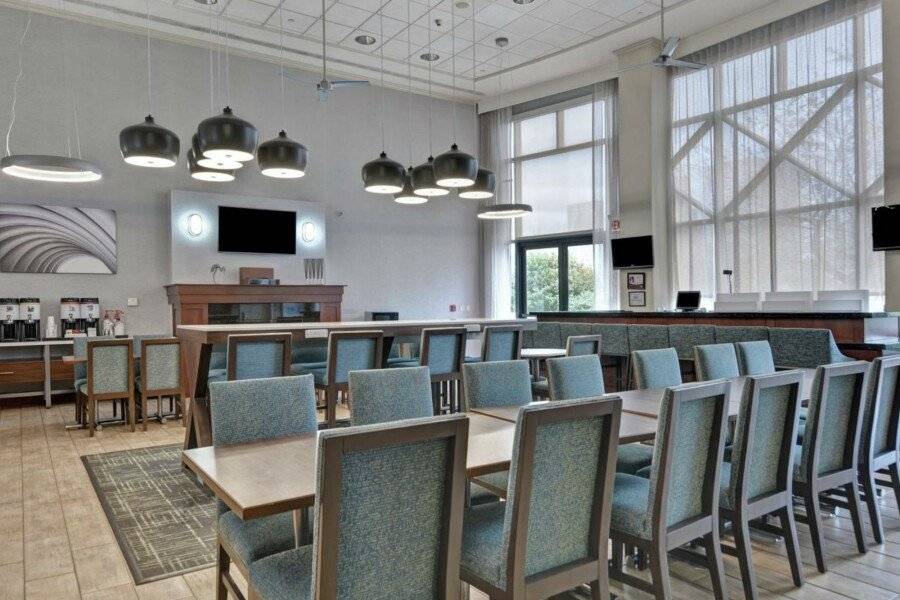 Hampton Inn & Suites-Harrison-Riverwalk restaurant,lobby