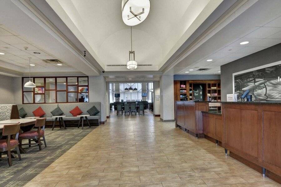 Hampton Inn & Suites-Harrison-Riverwalk lobby