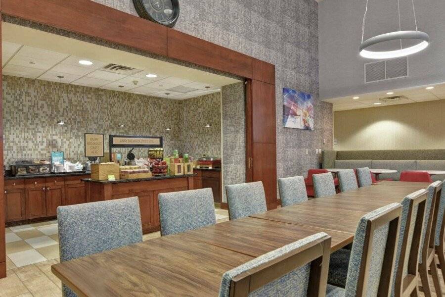 Hampton Inn & Suites-Harrison-Riverwalk restaurant, breakfast