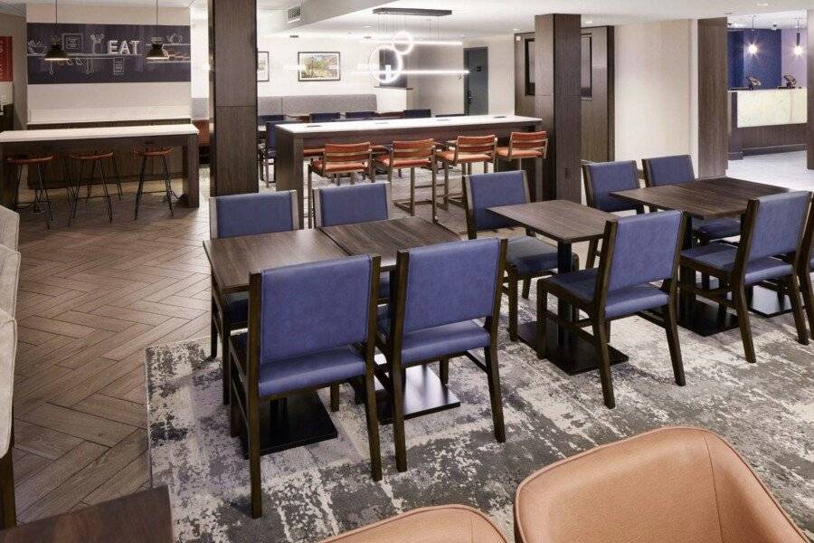 Hampton Inn Airport restaurant,lobby