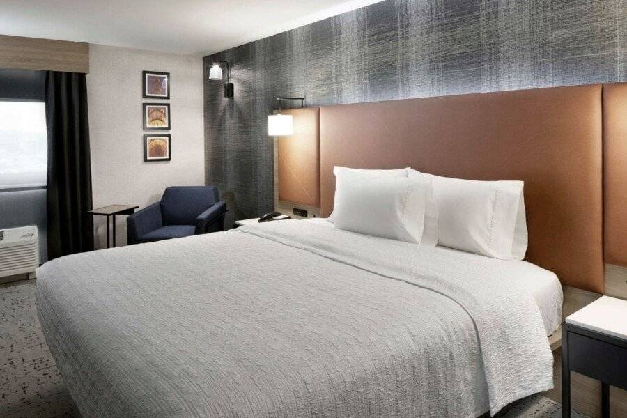 Hampton Inn Airport hotel bedroom