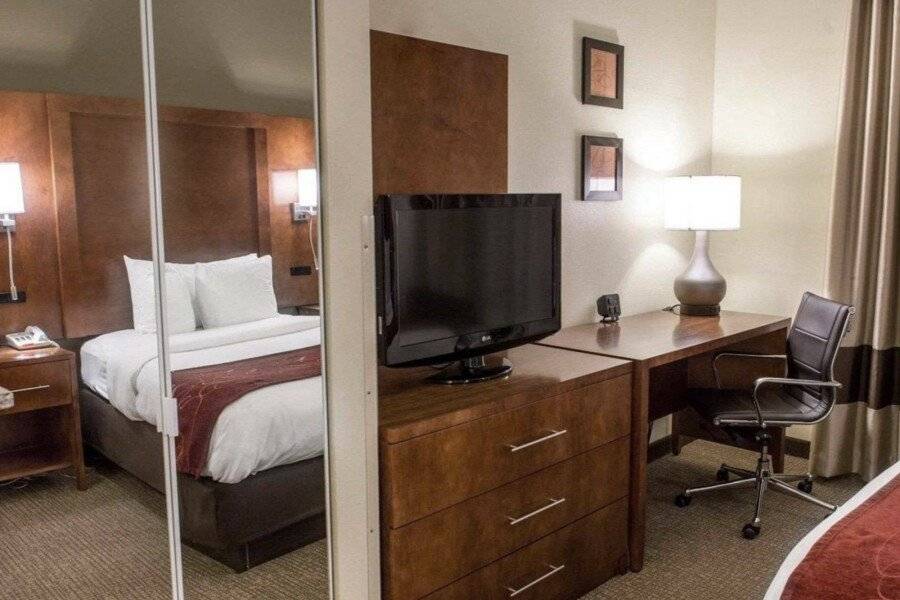 Comfort Suites - Harrison hotel bedroom