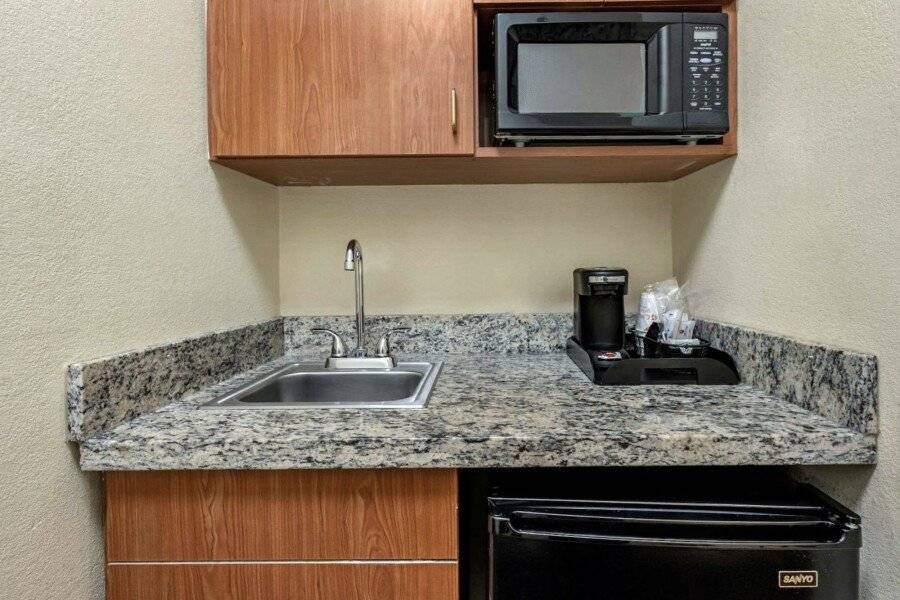 Comfort Suites - Harrison kitchen