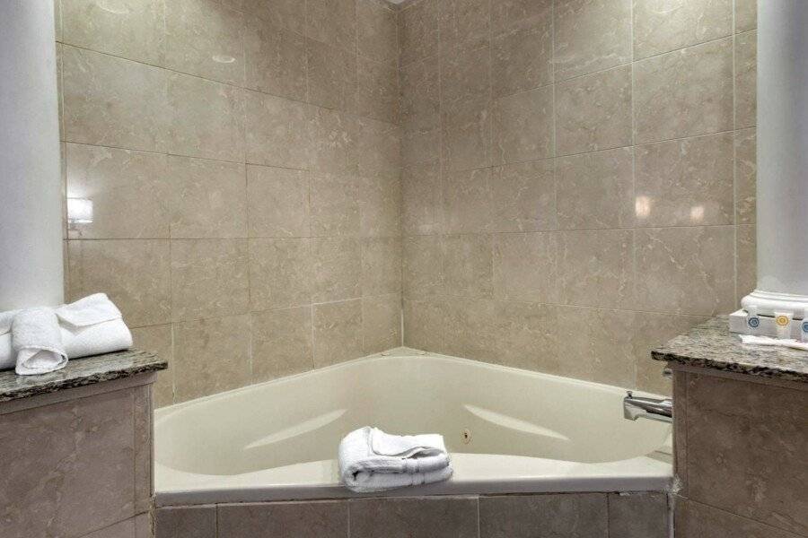 Comfort Suites - Harrison bathtub