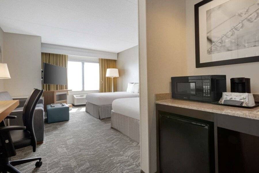 SpringHill Suites by Marriott International Airport hotel bedroom,kitchen