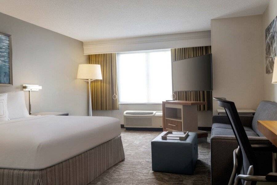 SpringHill Suites by Marriott International Airport hotel bedroom