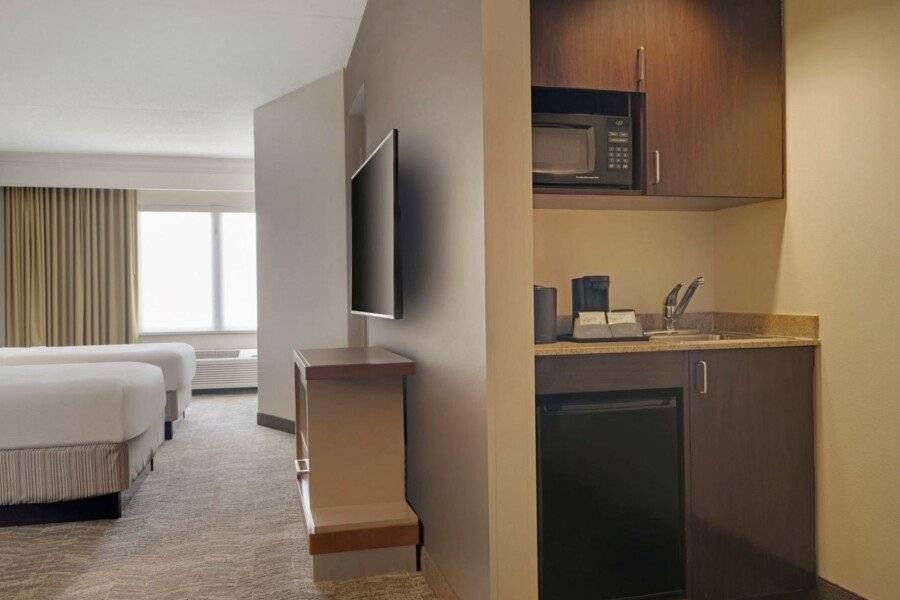 SpringHill Suites by Marriott International Airport hotel bedroom,kitchen