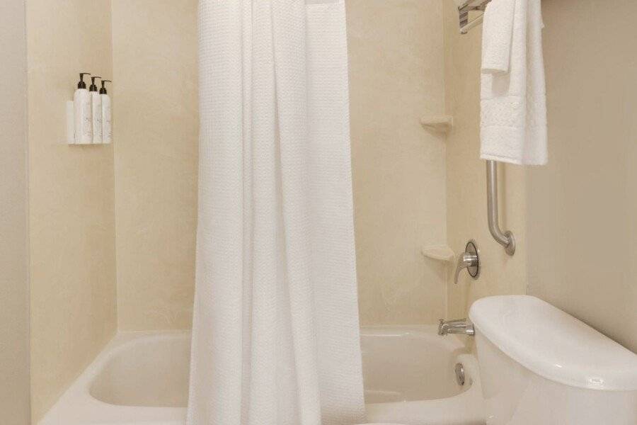 SpringHill Suites by Marriott International Airport bathtub