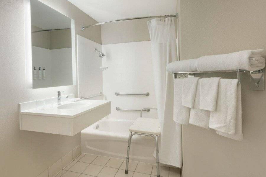 SpringHill Suites by Marriott International Airport bathtub