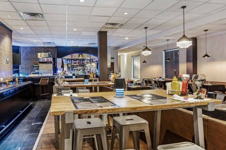 Best Western Plus Airport West restaurant, bar