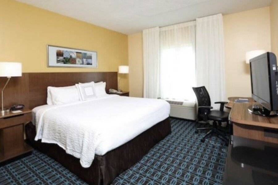 Fairfield Inn & Suites by Marriott Liberty International Airport hotel bedroom