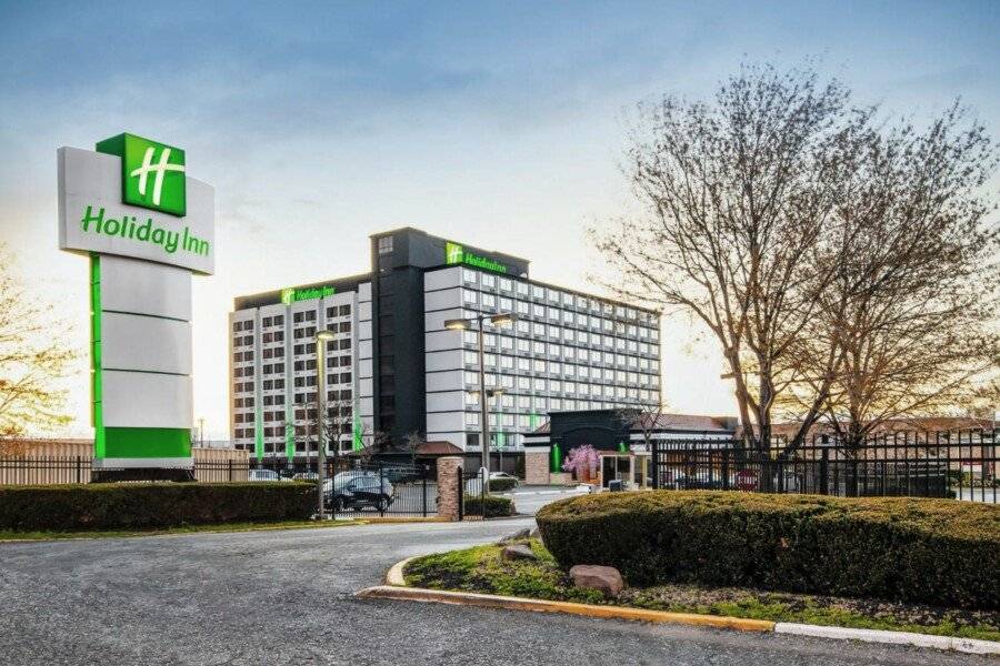 Holiday Inn International Airport facade