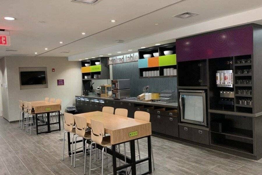 Home2 Suites By Hilton Newark Airport restaurant