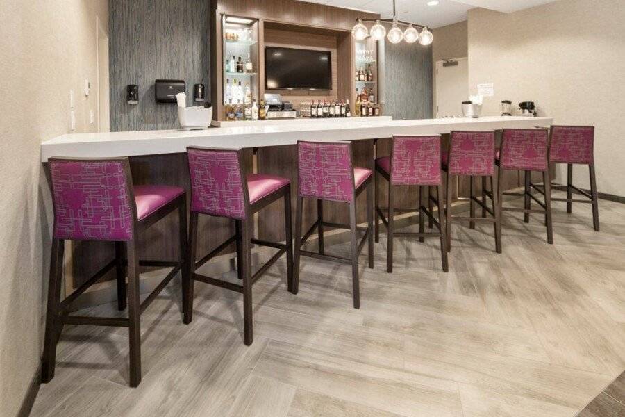 Home2 Suites By Hilton Newark Airport bar