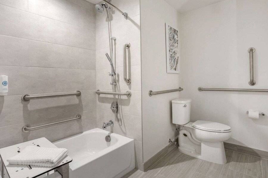 Comfort Inn & Suites  bathtub