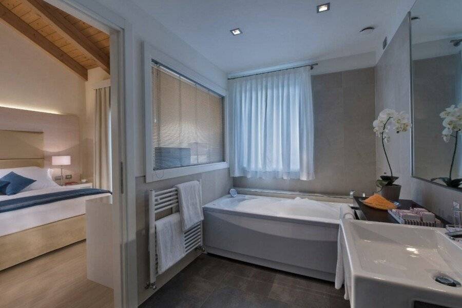 Annia Park Hotel Venice Airport hotel bedroom,bathtub,jacuzzi