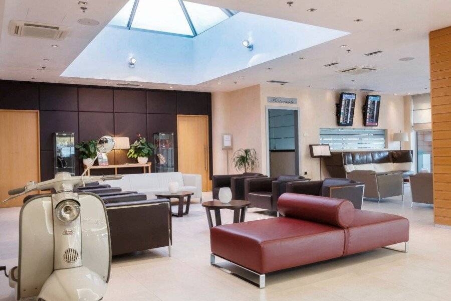 Courtyard by Marriott Venice Airport lobby