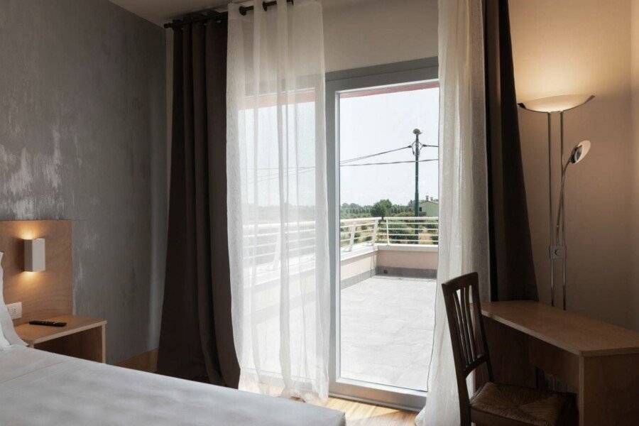 Torre Antica Venice Airport Hotel hotel bedroom,balcony