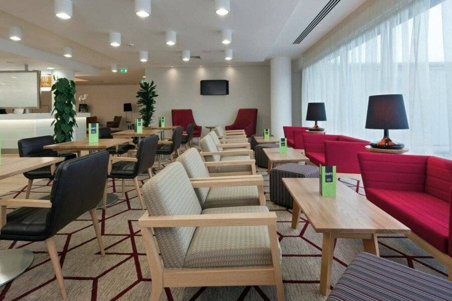 Hampton by Hilton London Gatwick Airport lobby