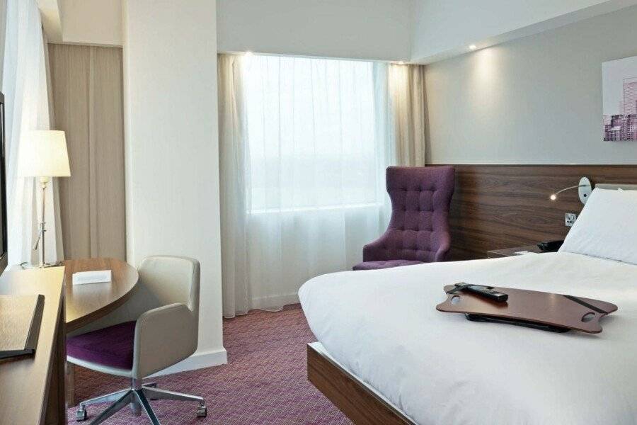 Hampton by Hilton London Gatwick Airport hotel bedroom